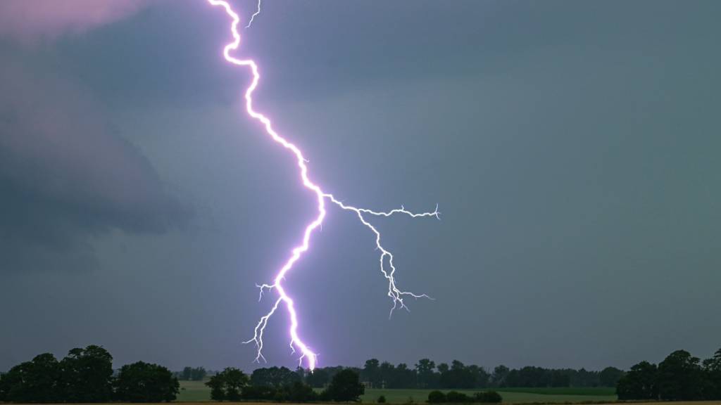 ARCHIV - Sommergewitter über einem Feld. Foto: Patrick Pleul/dpa/Archivbild