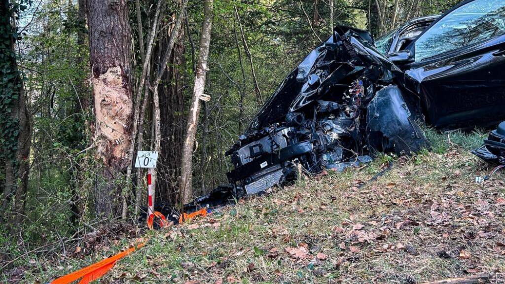 Warum der junge Mann in Hüntwangen am Donnerstag gegen einen Baum fuhr, war zunächst unklar.