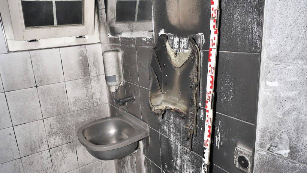 Personen wurden beim Brand im Toilettengebäude in Glarus nicht verletzt.
