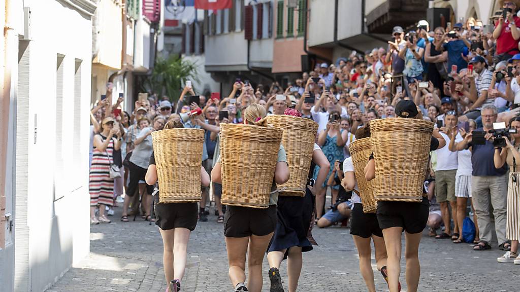 Ein Frauenrennen des traditionellen Zuger Chriesisturm-Laufs in der Altstadt von Zug. (Archivaufnahme)