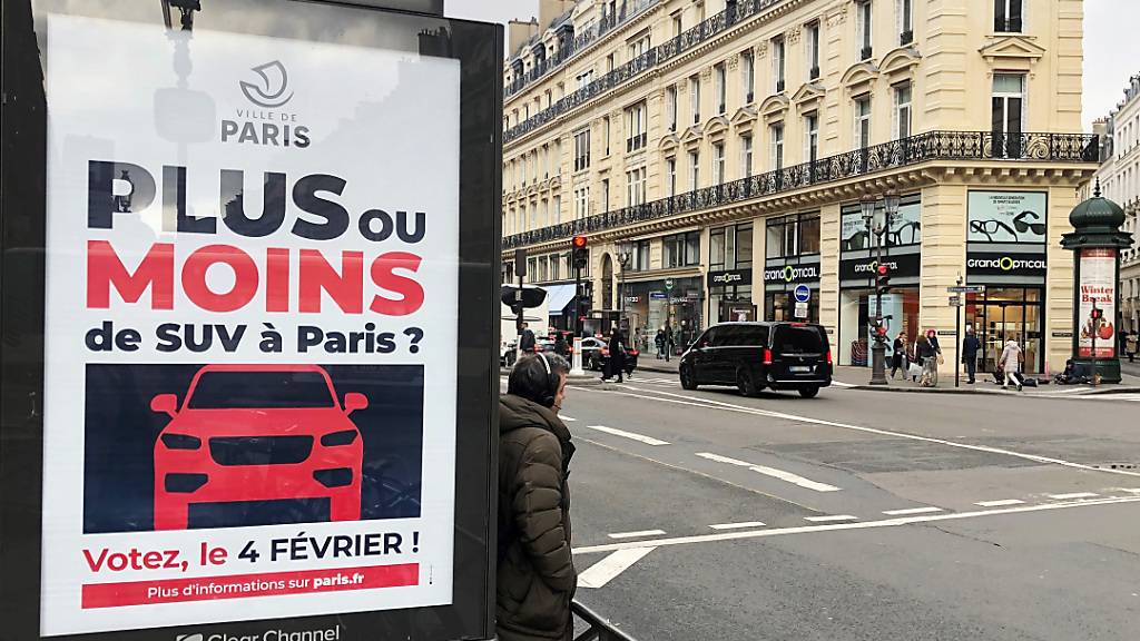 ARCHIV - Auf einer Werbetafel informiert die Stadt Paris über eine Bürgerbefragung zu erhöhten Parkgebühren für SUV. Foto: Michael Evers/dpa