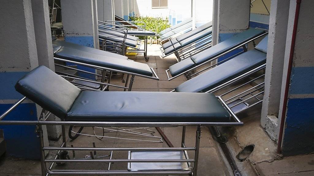 Viele leeren Liegen im Kenyatta National Hospital in Kenias Hauptstadt Nairobi