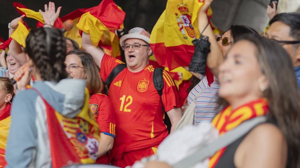 Spanische Fans auf dem Weg zum St. Jakob-Park in Basel anlässlich des Finals der Fussball-EM Spanien gegen England.