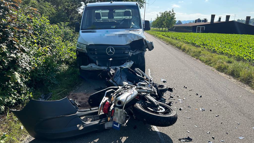 Der 18-jährige Motorradfahrer erlitt beim Unfall mittelschwere Verletzungen.