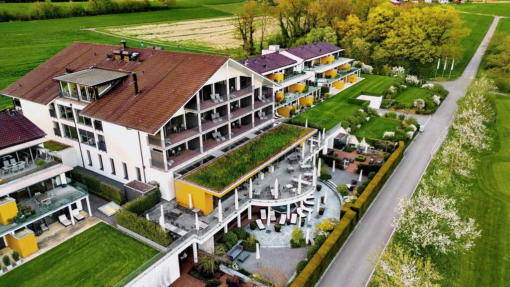 Golfpanorama_Hotel_Golf_Aussenfassade_Apfelbäume_Mai_Ansicht von oben_Gebäude