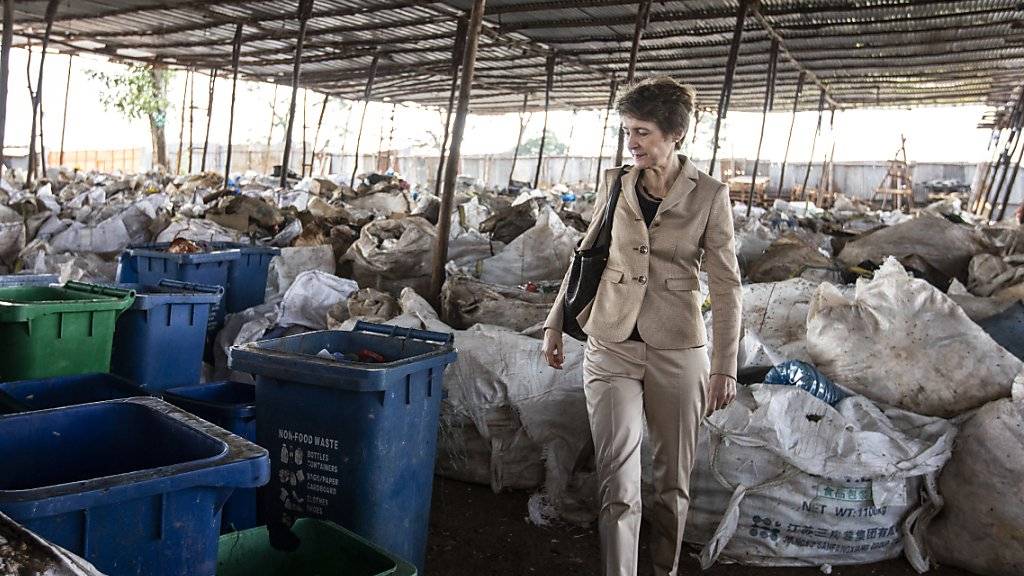 Bundesrätin Simonetta Sommaruga besuchte anlässlich ihrer ersten Auslandreise als Umweltministerin auch ein Recycling-Unternehmen in Nairobi. In Kenia gibt es keine öffentliche Abfallentsorgung.