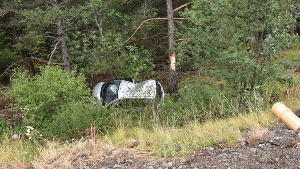 Acht Meter tief stürzte das Auto eines 18-Jährigen am Samstagmorgen in Brienz GR nach einem Selbstunfall in die Tiefe.