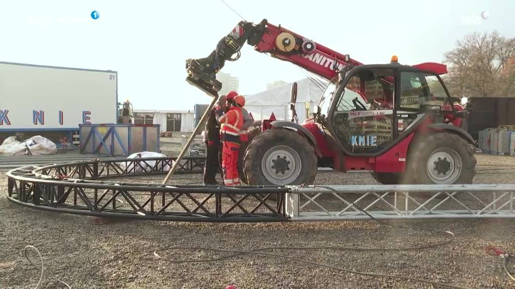 Hier wird das grosse Knie-Zelt in Luzern aufgebaut