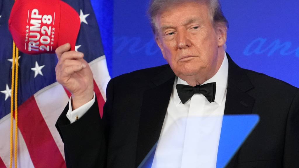 US-Präsident Donald Trump beim Gala-Dinner der Hauptstadtpresse in Washington. Foto: Mark Schiefelbein/AP/dpa