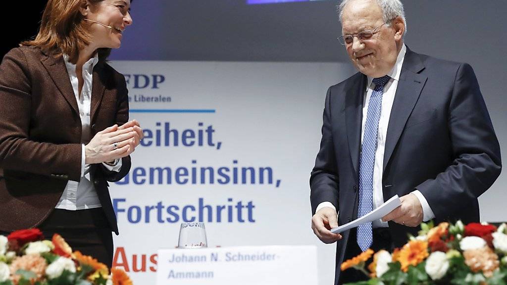 FDP-Delegiertenversammlung in Biel: Präsidentin Petra Gössi applaudiert Bundesrat Johann Schneider-Ammann nach dessen Rede.