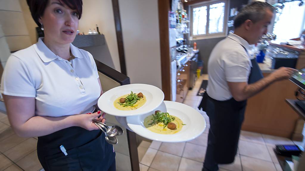 Die Jobangebote in der Gastronomie und Hotellerie sind im vergangenen Monat um 14 Prozent gestiegen. (Archivbild)