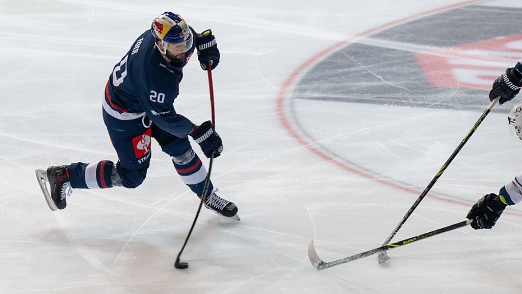 Der Münchener Andreas Eder im Duell mit dem EVZ in der Champions Hockey League der Saison 2022/23