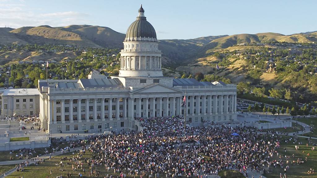 Menschen nehmen an einer Demonstration für Abtreibungsrechte vor dem Utah State Capitol in Salt Lake City teil. Der Oberste Gerichtshof hat am Freitag den verfassungsrechtlichen Schutz von Frauen bei der Abtreibung aufgehoben, eine grundlegende und zutiefst persönliche Veränderung für das Leben der Amerikaner nach fast einem halben Jahrhundert unter Roe v. Wade. Foto: Rick Bowmer/AP/dpa