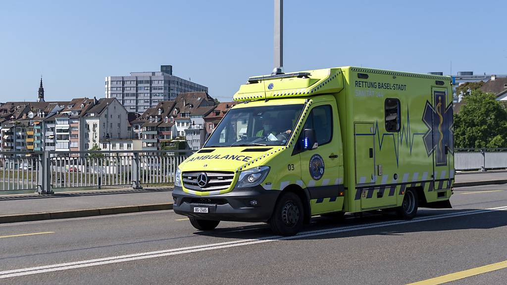 Die Sanität der Rettung Basel-Stadt hat den nach einem Angriff durch einen Unbekannten verletzten Mann ins Spital gebracht. (Archivbild)