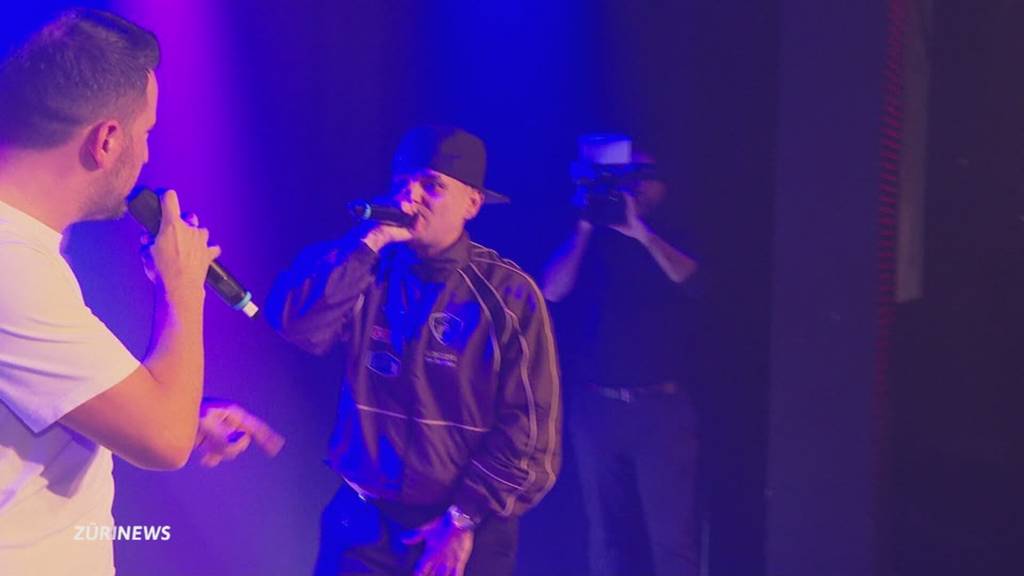 Rappender Stapi-Kandidat: Përparim Avdili auf der Bühne mit EAZ