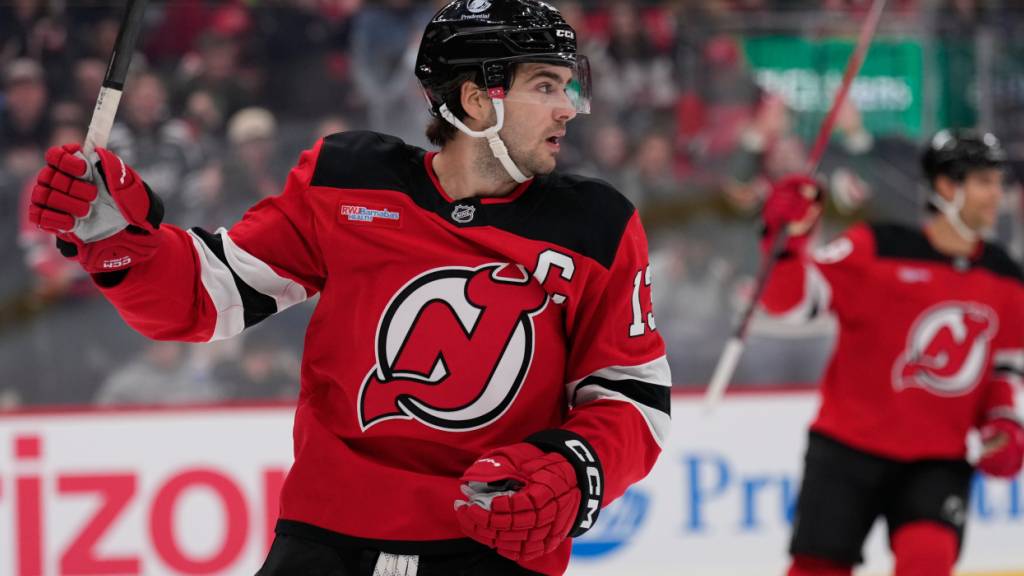Devils-Captain Nico Hischier freut sich über sein fünftes Saisontor