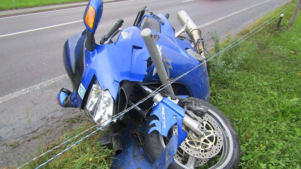Ein Motorradfahrer ist am Samstag in Glarus auf der nassen Strasse ausgerutscht. Er wurde an der Schulter verletzt.