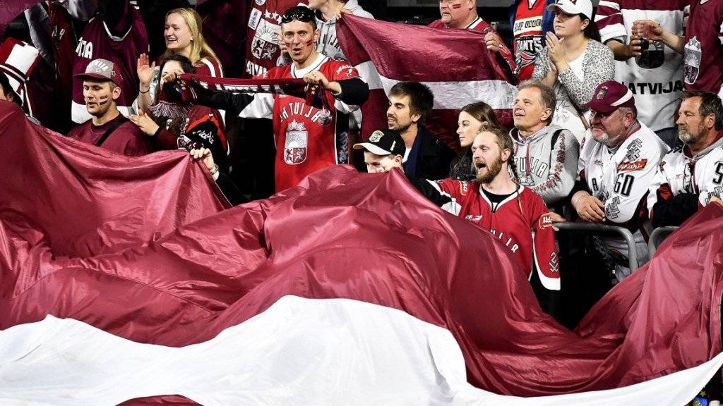 Die lettischen Fans in Köln können jubeln. Ihr Team führt an der Eishockey-WM die Gruppe A nach dem dritten Spieltag unegschlagen an
