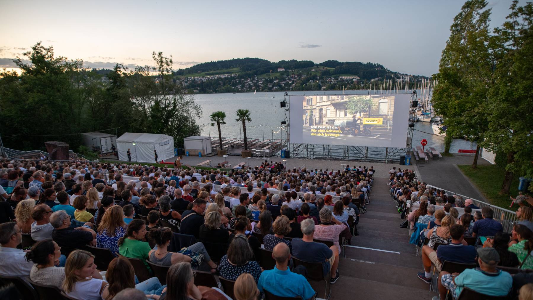 Im Bild ist das Open Air Kino in Lizern am Alpenquai // Openair-Kino // Open-Air-Kino // Film // Kanti Alpenquai Kantonsschule // Open Air Cinema Luzern