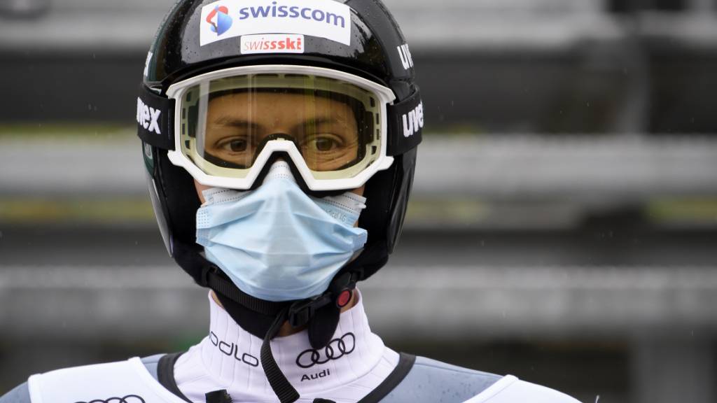 Die Maske schützt. Der Schweizer Skispringer Gregor Deschwanden muss im Weltcup nicht pausieren.