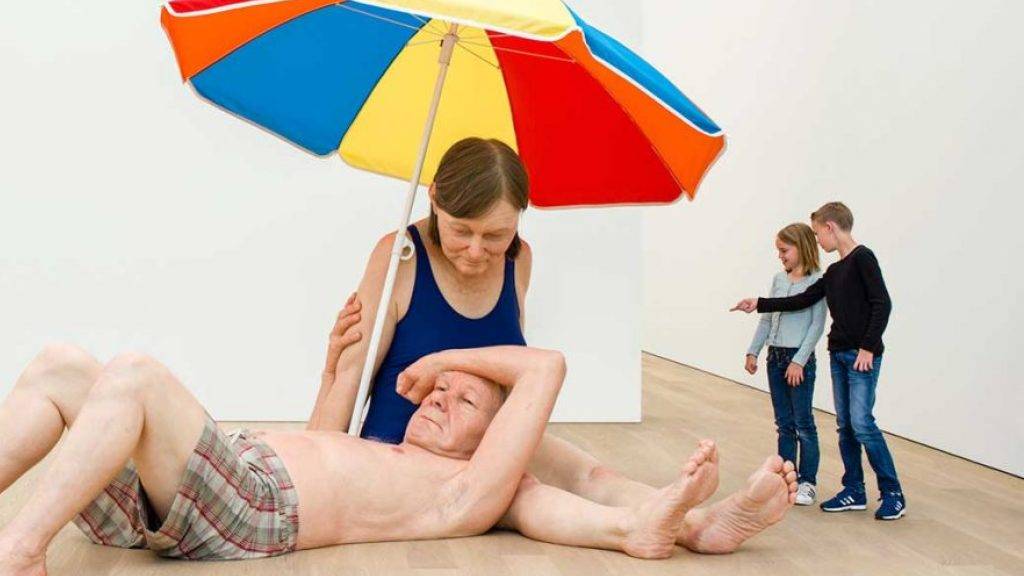 Eines der Dauerexponate im neuen Museum «Voorlinden» in der Nähe von Den Haag: «Couple under an Umbrella» von Ron Mueck. (Pressebild)
