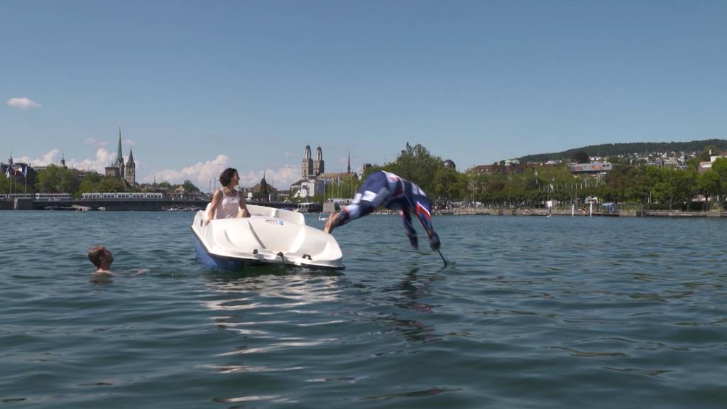 Köpfler in kompletter Eishockeyausrüstung in den Zürichsee