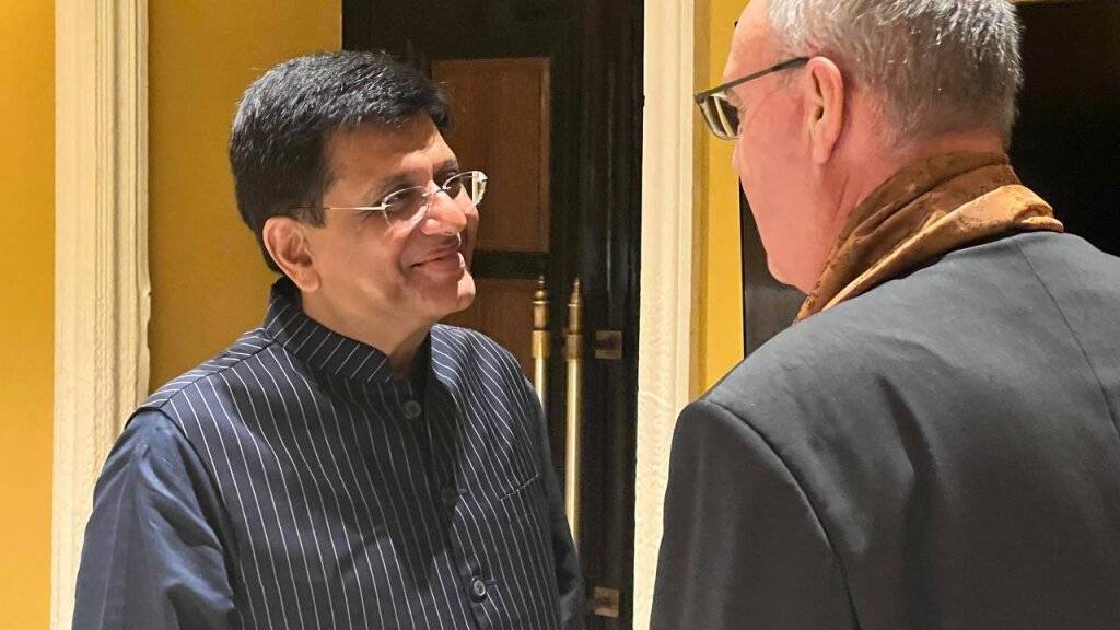 Wirtschaftsminister Guy Parmelin (rechts) traf in Indien seinen indischen Amtskollegen Piyush Gayal.