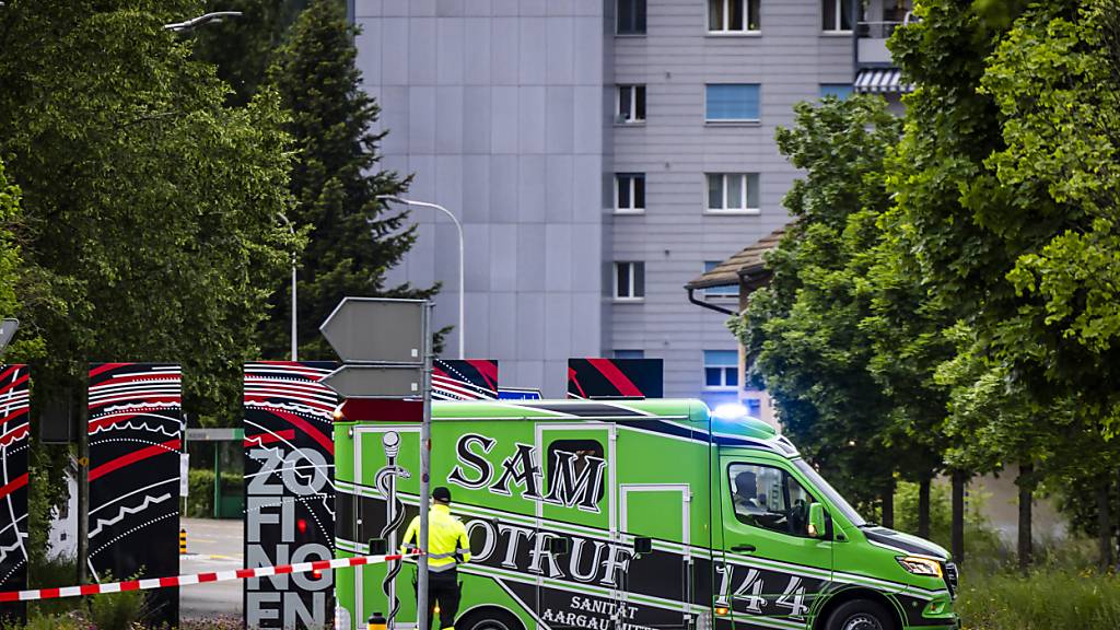 Ein Ambulanzfahrzeug am Mittwochabend, 15. Mai, im Einsatz auf der Strengelbacherstrasse in Zofingen, im Gebiet wo der  43-jährige Angreifer zuvor unterwegs war. (Archivbild)