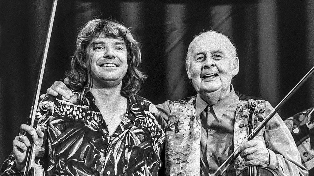 Die Violinisten Didier Lockwood (links) und Stephane Grappelli 1993 am Jazzfestival in Montreux. (Archivbild)