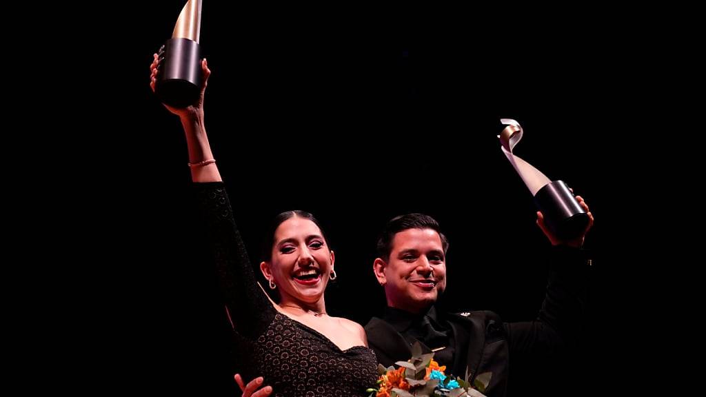 Fatima Caracoch und Lucas Brenno Marques aus Buenos Aires halten ihre Trophäen hoch, nachdem sie das Finale der Tango-Weltmeisterschaft gewonnen haben. Foto: Natacha Pisarenko/AP