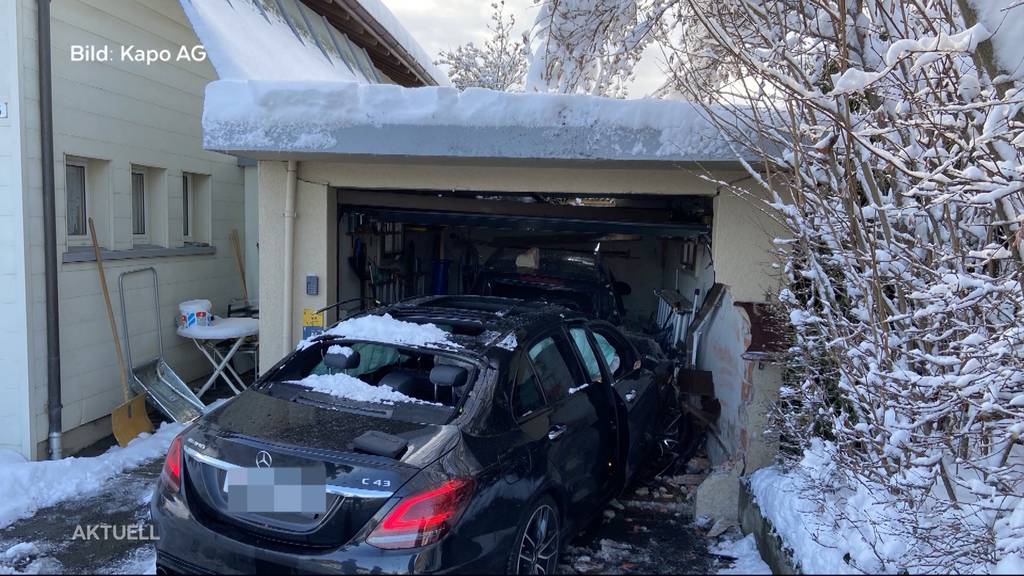 Drei Totalschäden: Junglenker kracht in Brugg in eine Garage