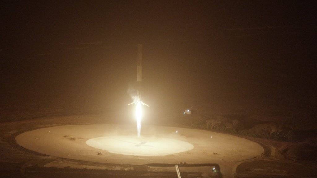 Die Falcon-9-Rakete landete erfolgreich aufrecht auf dem Weltraumbahnhof Cape Canaveral in Florida.