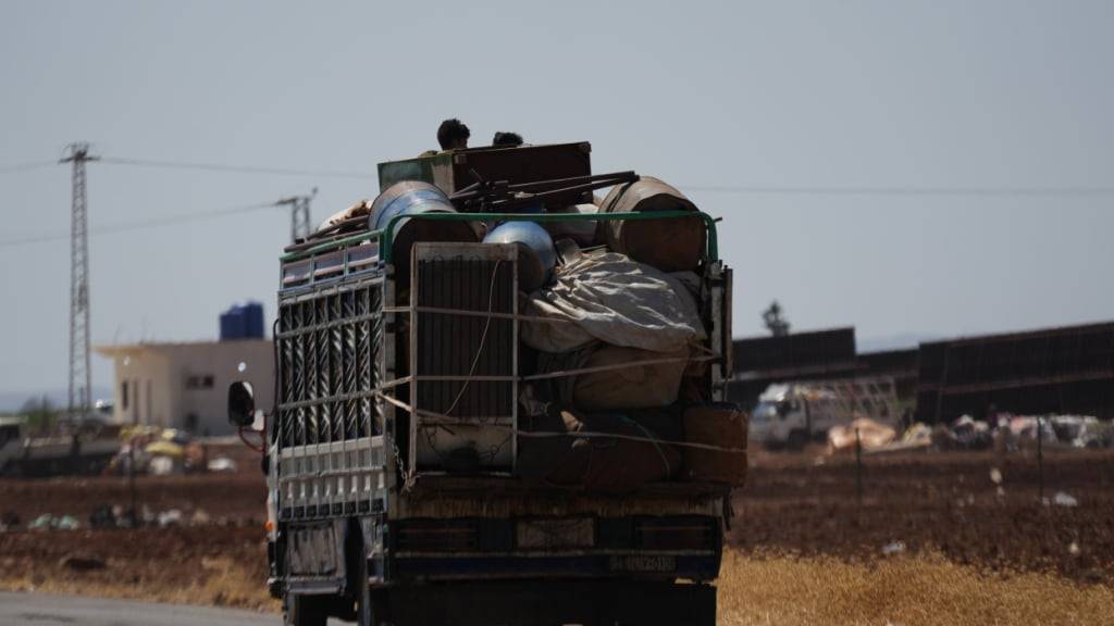 Vertriebene arabische Familien der sunnitischen Beduinen verlassen das Gebiet mit ihren Habseligkeiten in der südsyrischen Provinz Suwaida in Richtung der benachbarten Provinz Daraa. Foto: Moawia Atrash/dpa