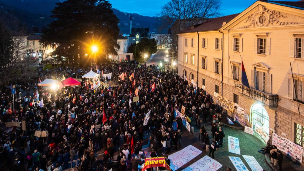 In Aufruhr: Arbeitnehmende, Linke und Gewerkschaften stemmen sich im Tessin gegen die Sparmassnahmen der Regierung. Diese muss das tiefrote Budget wieder auf Kurs bringen. (Archivbild)
