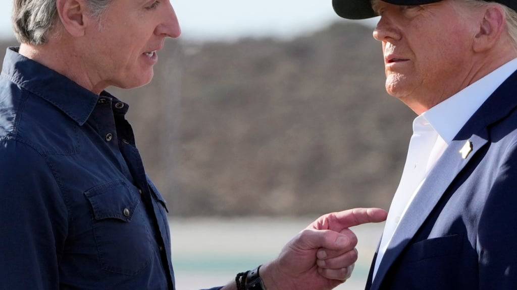 ARCHIV - US-Präsident Donald Trump (r) spricht mit dem kalifornischen Gouverneur Gavin Newsom nach der Ankunft mit der Air Force One auf dem Los Angeles International Airport. Foto: Mark Schiefelbein/AP/dpa