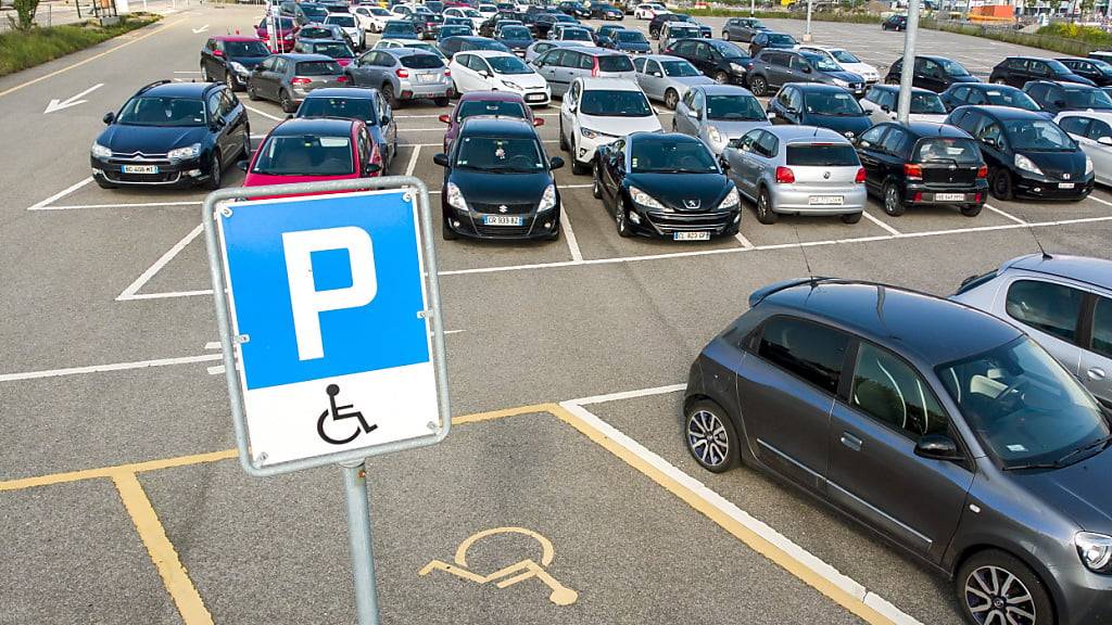 Gehbehinderte Personen sollen künftig auf öffentlichen Parkplätzen keine Parkgebühren entrichten müssen. Das will der Nationalrat. (Archivbild)