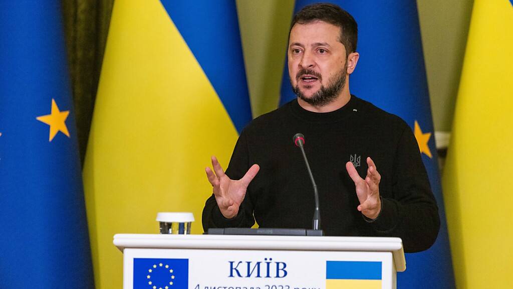 Wolodymyr Selenskyj, Präsident der Ukraine, spricht bei einer gemeinsamen Pressekonferenz mit der Präsidentin der Europäischen Kommission, von der Leyen. Foto: Philipp von Ditfurth/dpa-ENR-Pool/dpa