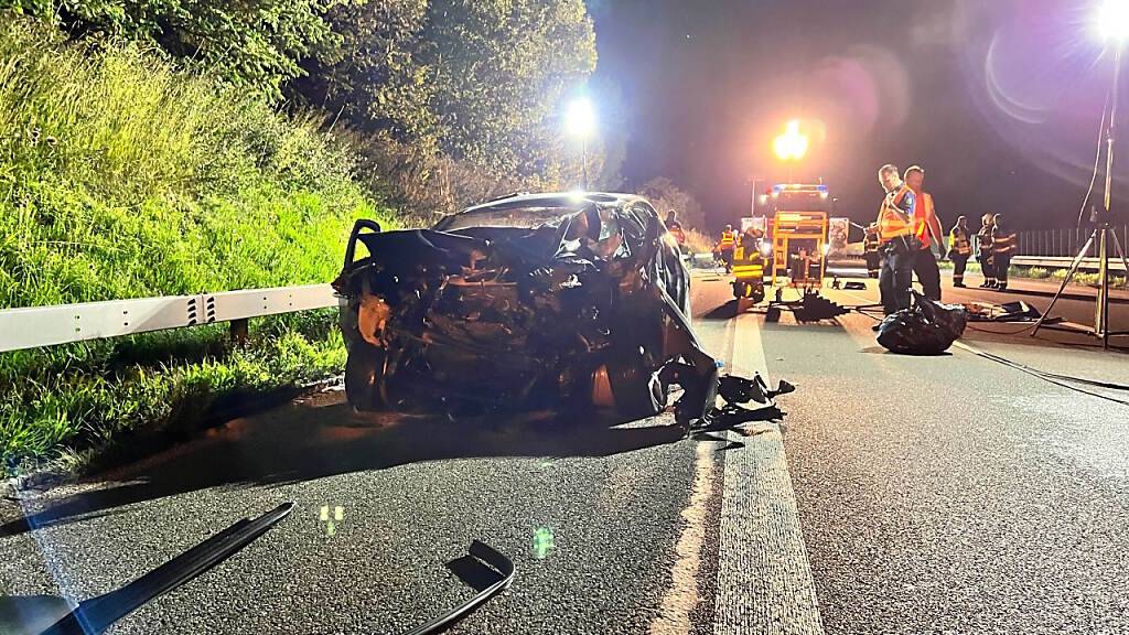 Ein Autofahrer ist bei einem Unfall mit einem Sattelschlepper am Mittwochabend auf der Autobahn A1 zwischen Utzwil und Wil SG lebensbedrohlich verletzt worden. Er musste mit der Rega ins Spital geflogen werden.