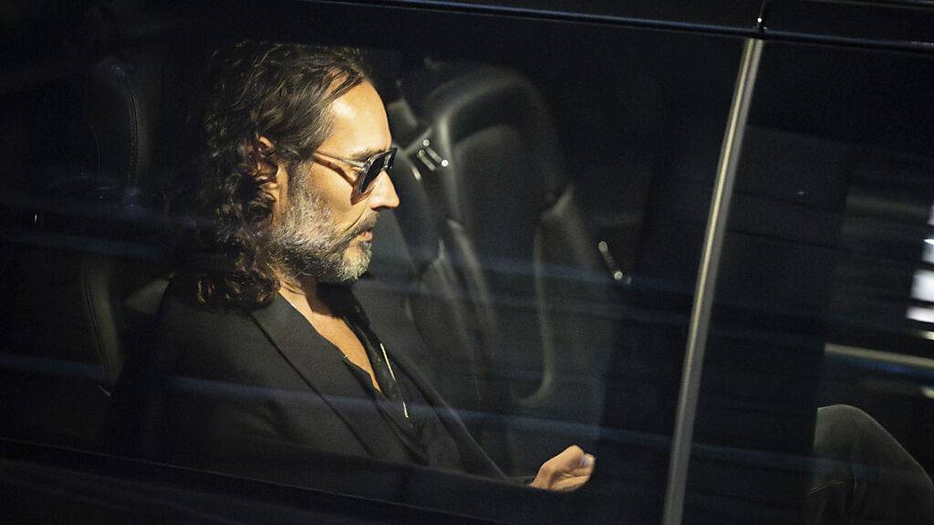 Russell Brand verlässt das Troubabour Wembley Park Theater im Nordwesten Londons, nachdem er dort am Samstagabend eine Comedy-Show absolviert hatte.