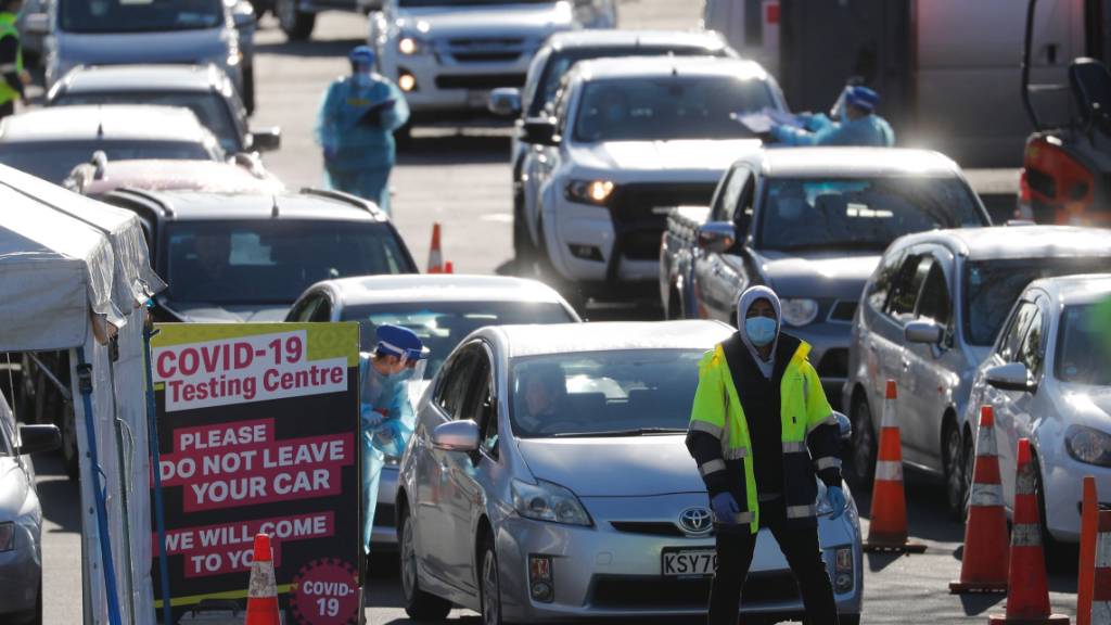 Autos stehen Schlange vor einem Coronavirus-Testzentrum. Die Gesundheitsbehörden in Neuseeland bemühen sich, die Quelle eines neuen Ausbruchs des Coronavirus ausfindig zu machen. Die größte Stadt des Landes ist erneut abgeriegelt worden. Foto: Dean Purcel/NZ HERALD/AP/dpa