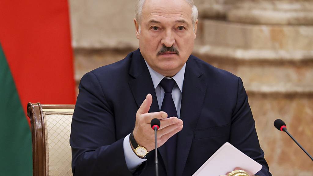 Alexander Lukaschenko, Präsident von Belarus,   kündigte für Februar 2022 ein Referendum über eine neue Verfassung an und verkündete, die Opposition nicht an die Macht kommen zu lassen. Foto: Maxim Guchek/BelTA Pool/AP/dpa