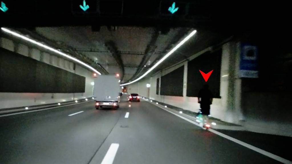 E-Trotti-Kurier fährt nachts über Zürcher Autobahn