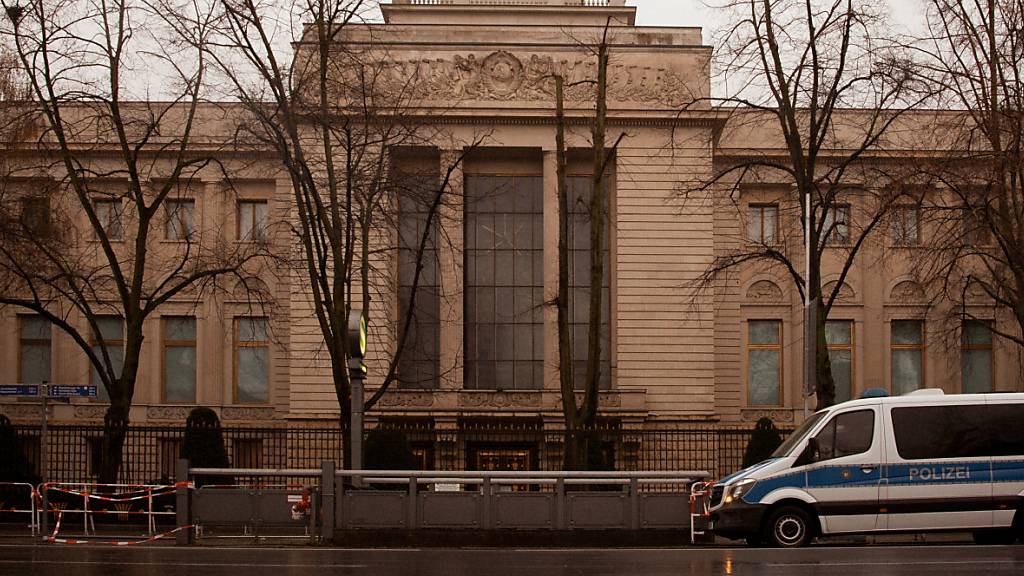 Ein Polizeiwagen steht vor der russischen Botschaft in Berlin. Kremlsprecher Dmitri Peskow hat am Dienstag der Agentur Interfax zufolge die massenhaften Ausweisungen russischer Diplomaten aus westlichen Ländern als «kurzsichtig» kritisiert. Foto: Paul Zinken/dpa
