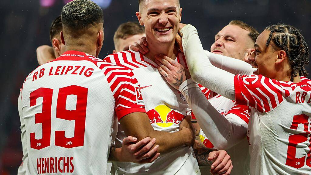 Die Spieler von RB Leipzig mit dem 2:0-Torschützen Benjamin Sesko (Mitte) atmen auf
