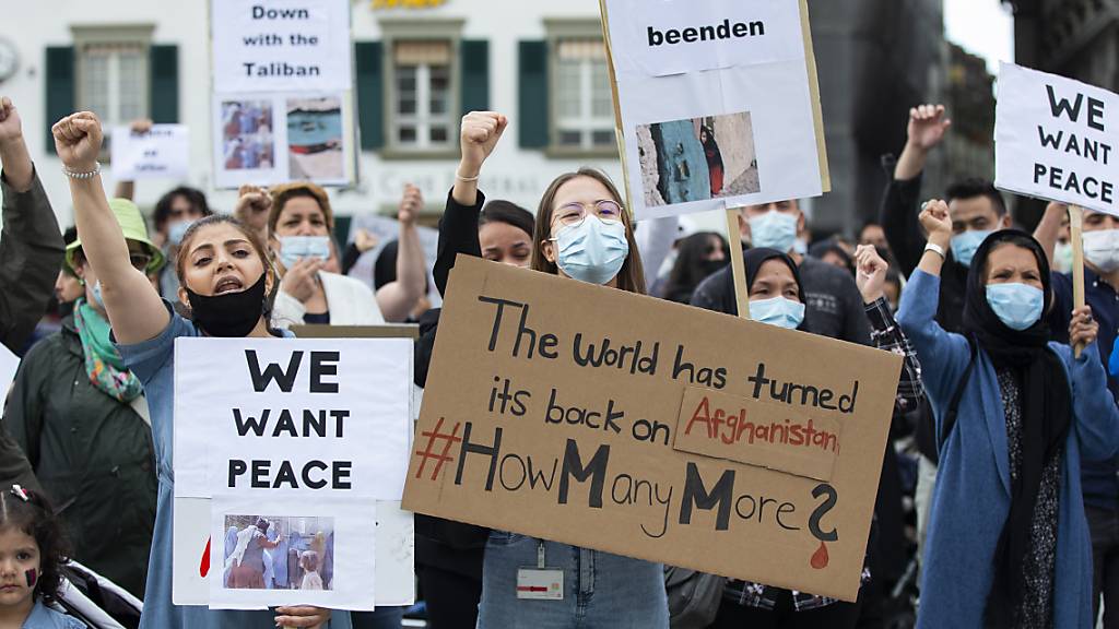 «Nieder mit den Taliban» und «Wir wollen Frieden», forderten Kundgebungsteilnehmerinnen am Montag an der Demo in Bern.