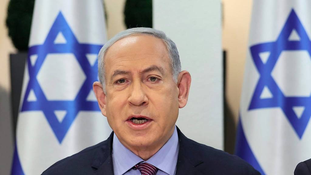 ARCHIV - Benjamin Netanjahu, Ministerpräsident von Israel, nimmt an der wöchentlichen Kabinettssitzung im Militärhauptquartier teil. Netanjahu verteidigt das Vorgehen der israelischen Armee im Gazastreifen. Foto: Abir Sultan/AP/dpa