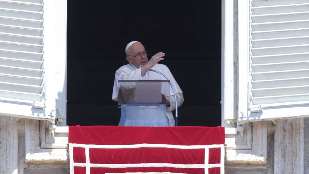 Papst Franziskus segnet die Gläubigen während des Angelusgebets auf dem Petersplatz. Angesichts wiederholter Bootsunglücke im Mittelmeer mit toten Migranten empfindet Papst Franziskus «Schmerz und Scham». Foto: Evandro Inetti/ZUMA Press Wire/dpa