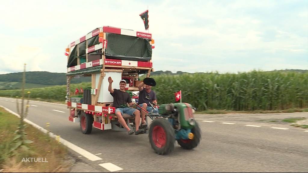 Zurzibieter tuckern mit einem Einachser in die Ferien