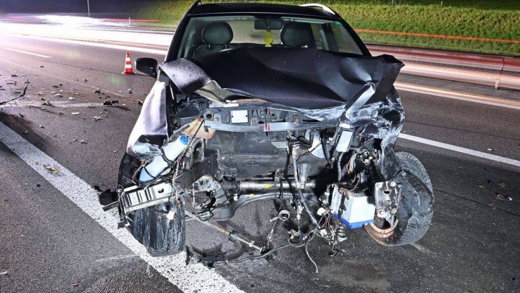 Das Auto wurde bei der Kollision stark beschädigt.