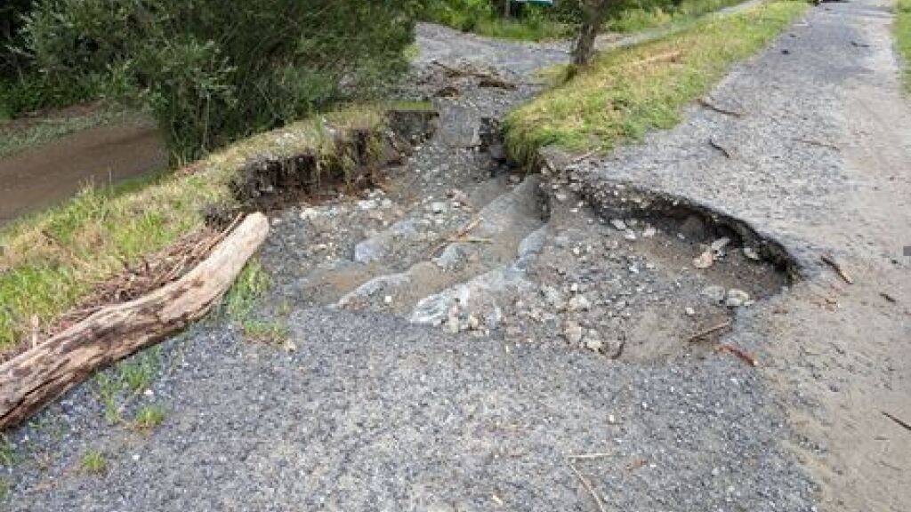 Der beim Hochwasser leicht beschädigte Reussdamm.